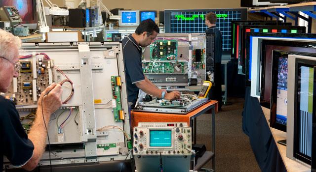 TRƯỜNG PHONG CHUYÊN SỬA CHỮA TIVI UY TÍN TẠI NHÀ